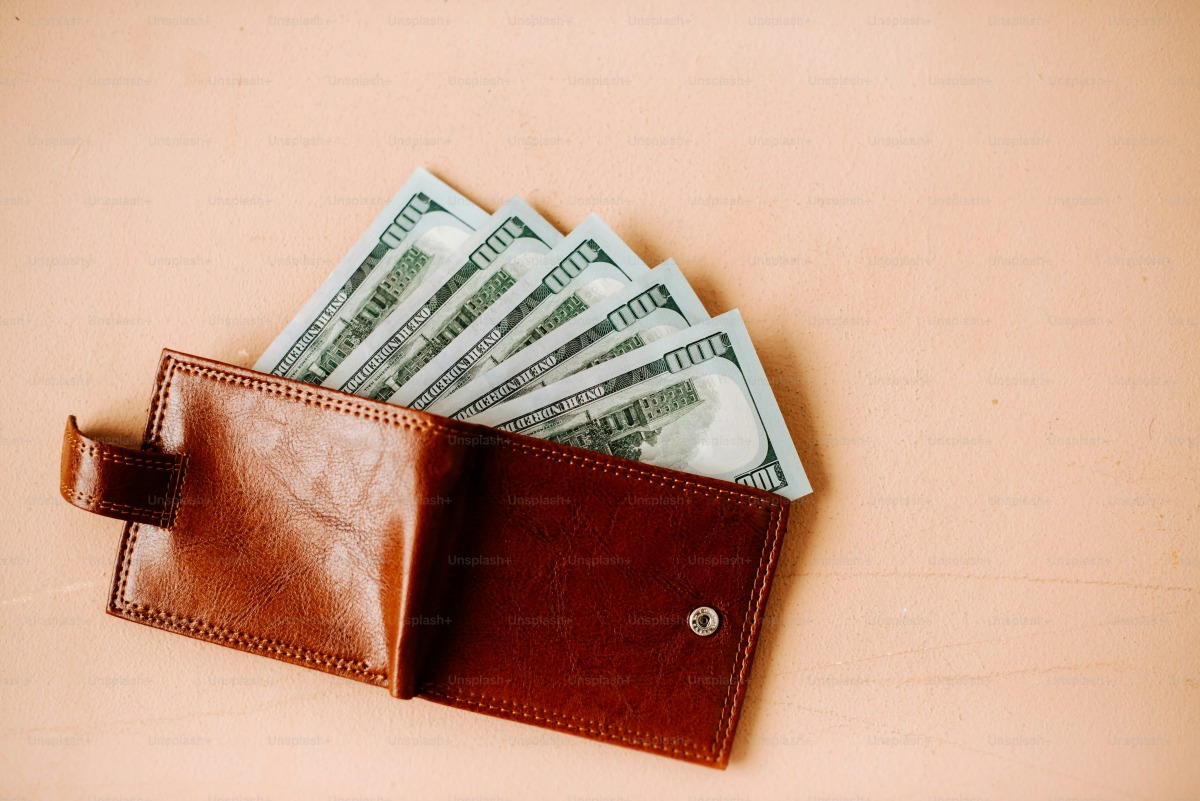 A wallet with money — cashback explained